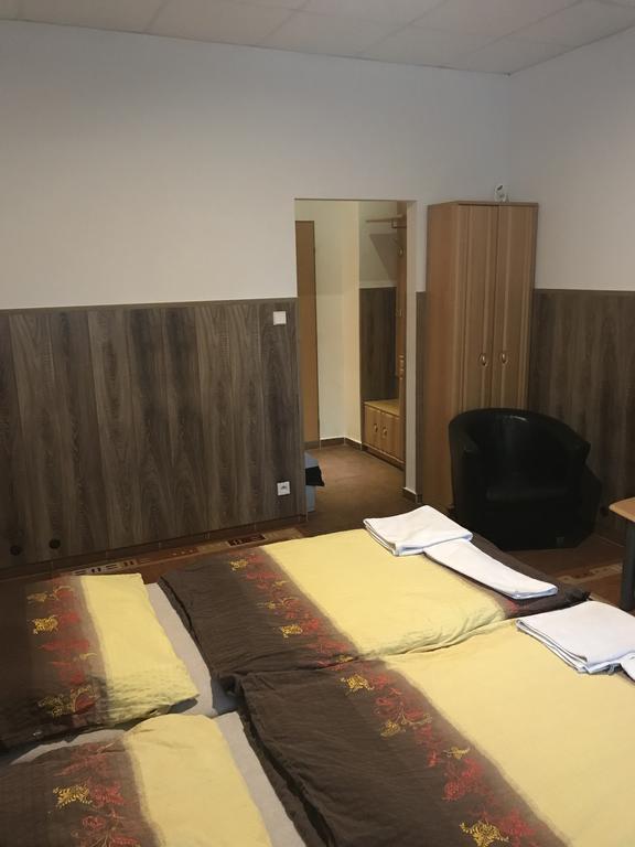 Batavya Penzion Topolcany Luaran gambar